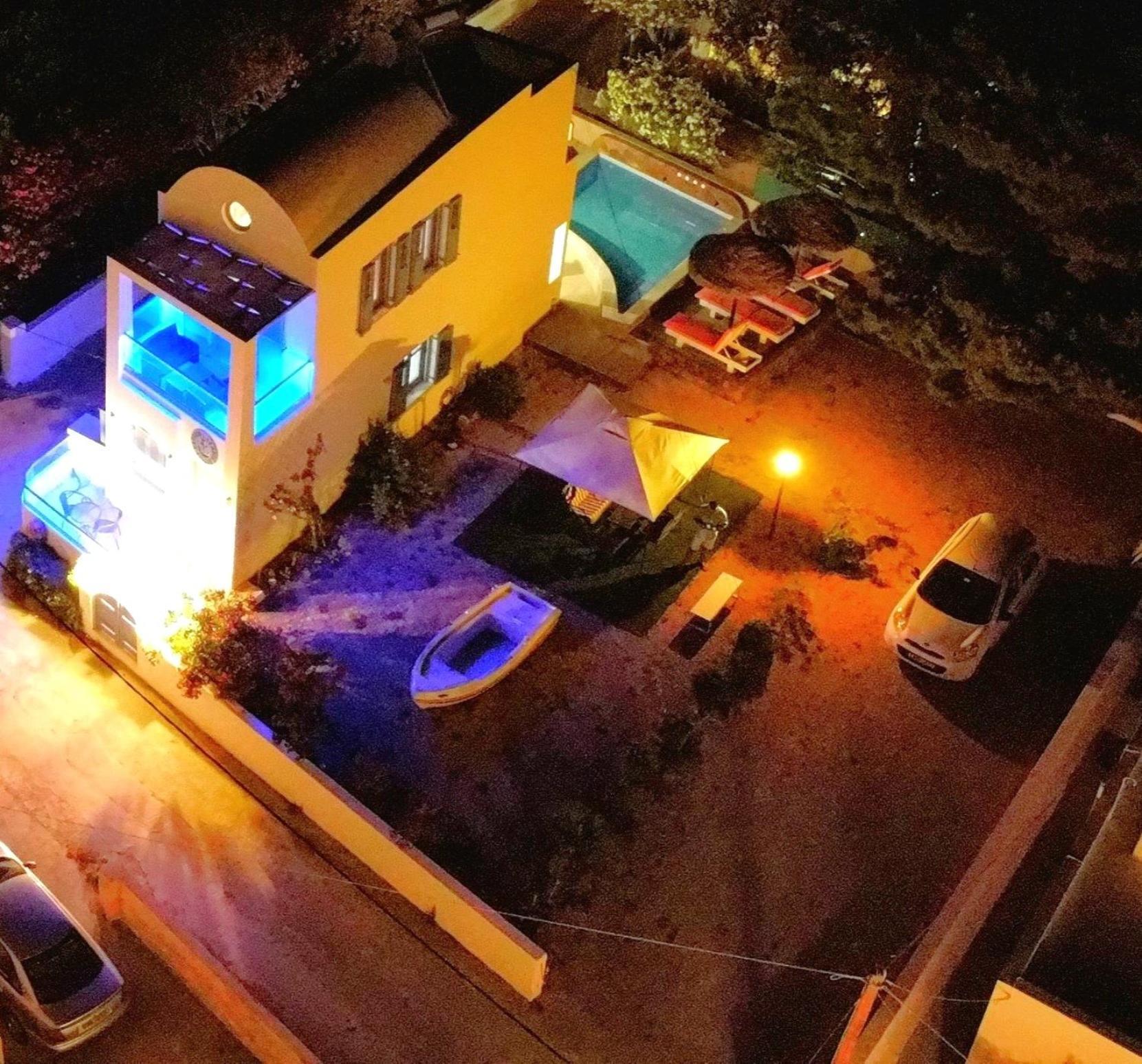 Located By The Sea One Beachfront Private Captain Lazaros Pool Villa With Loft In 750Sqm Spacious Private Plot-Jacuzzi-Sunrelax-Furnished Terace-Gazebo-Private Parking,Sleep 3 Adults And 2 Children, Just Steps From The Black Beach-Seaview Періса Екстер'єр фото