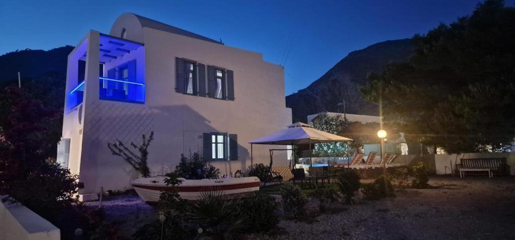Located By The Sea One Beachfront Private Captain Lazaros Pool Villa With Loft In 750Sqm Spacious Private Plot-Jacuzzi-Sunrelax-Furnished Terace-Gazebo-Private Parking,Sleep 3 Adults And 2 Children, Just Steps From The Black Beach-Seaview Періса Екстер'єр фото