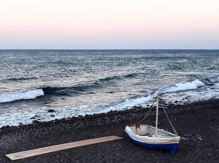 Located By The Sea One Beachfront Private Captain Lazaros Pool Villa With Loft In 750Sqm Spacious Private Plot-Jacuzzi-Sunrelax-Furnished Terace-Gazebo-Private Parking,Sleep 3 Adults And 2 Children, Just Steps From The Black Beach-Seaview Періса Екстер'єр фото